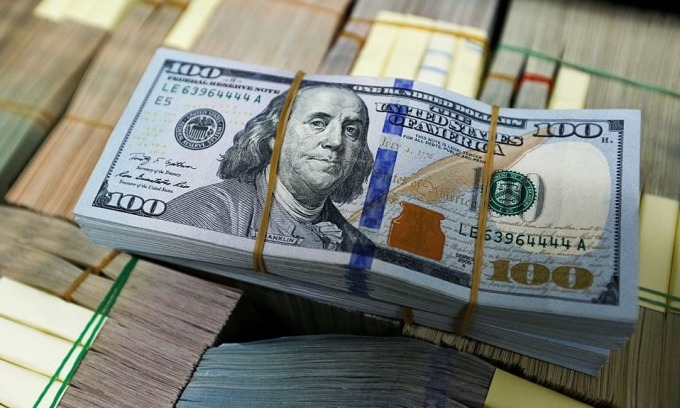 Dollar rises on black market